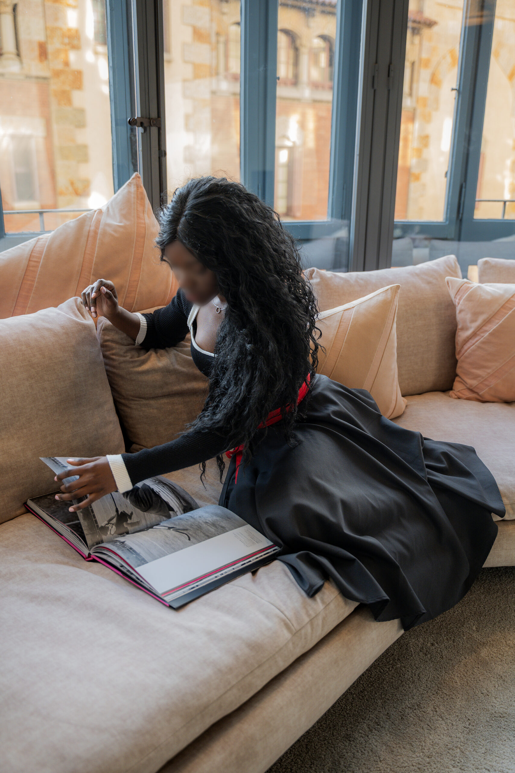 Companion de luxe dans un intérieur élégant